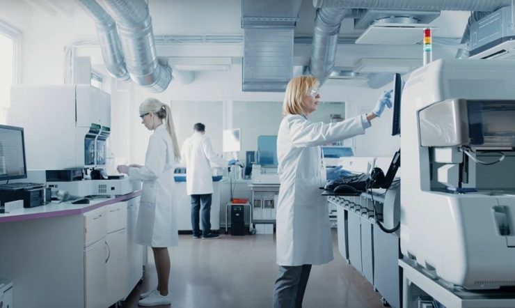 en grupp personer som står upp